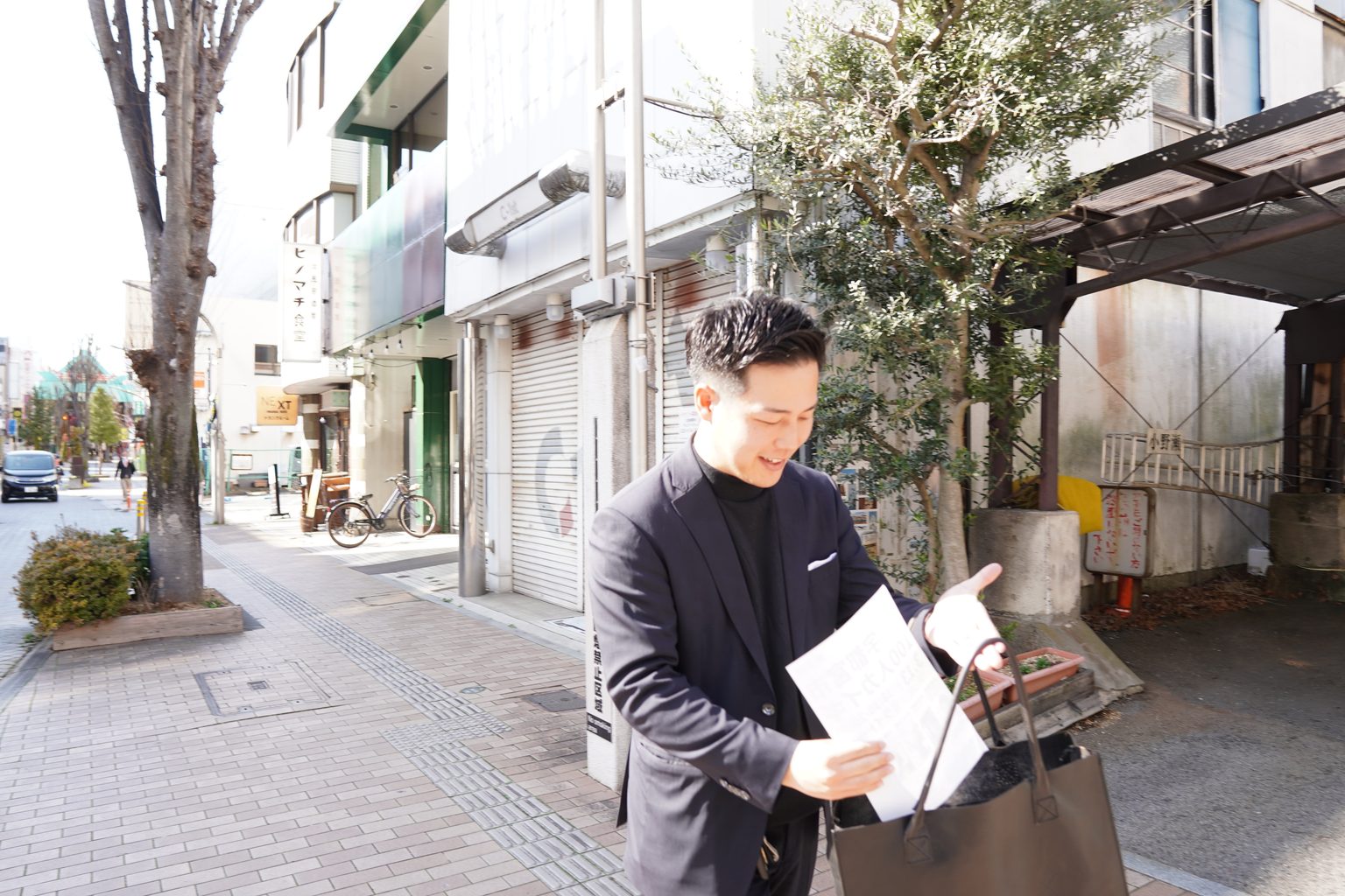 書類を確認するスタッフ